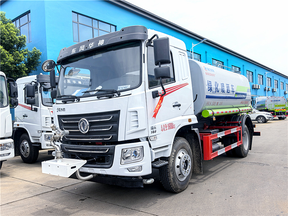 劉老板喜提東風天錦灑水車