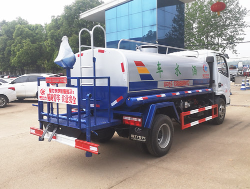 東風多利卡5噸程力灑水車發云南！