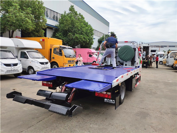 東風多利卡藍牌一拖二清障車