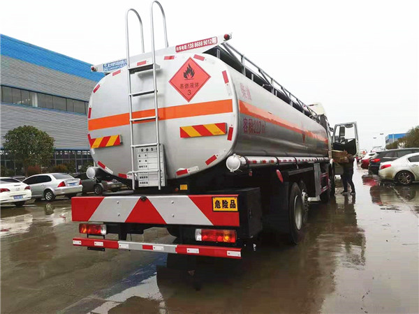 解放前四后六運(yùn)油車